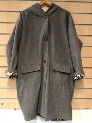 MANTEAU CLASSIQUE AVEC CAPUCHE AU DOS UNE ETOILE