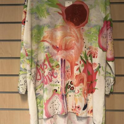 Pull léger à dessins colorés.