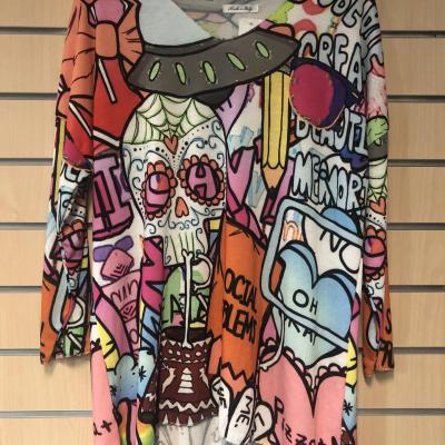 Pull léger à dessins colorés.