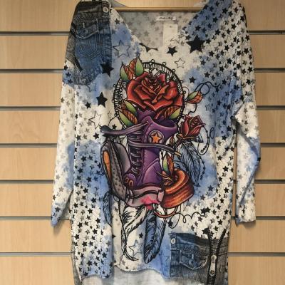 Pull léger à dessins colorés.
