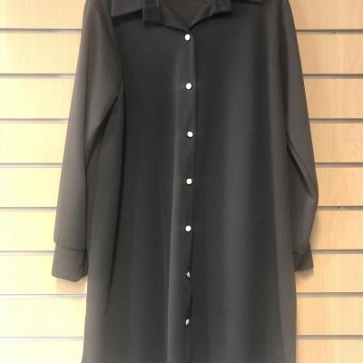 Chemise, tunique longue ouverte à boutons.