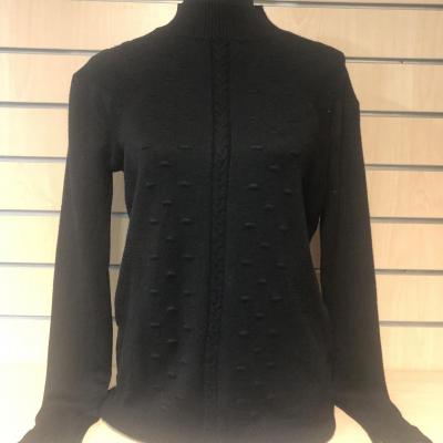 Pull avec relief et col cheminé.