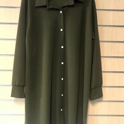 Chemise, tunique longue ouverte à boutons.