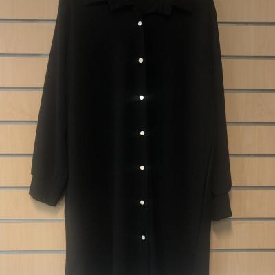 Chemise, tunique longue ouverte à boutons.