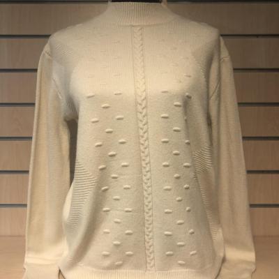 Pull avec relief et col cheminé.