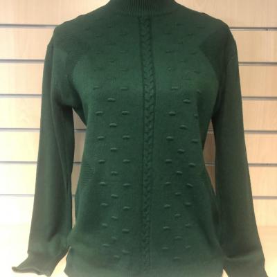 Pull avec relief et col cheminé.