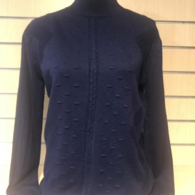 Pull avec relief et col cheminé.