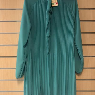 Robe en voile plissée et doublée.