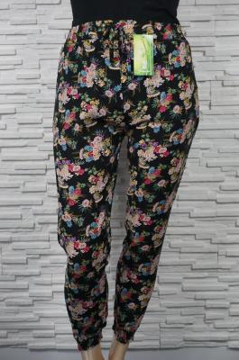 Pantalon fleuri élastiqué en coton.
