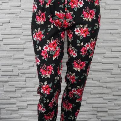 Pantalon fleuri élastiqué en coton.