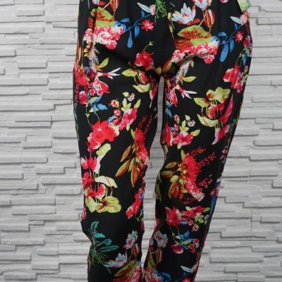 Pantalon fleuri élastiqué en coton.