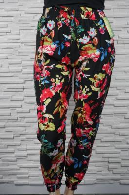 Pantalon fleuri élastiqué en coton.