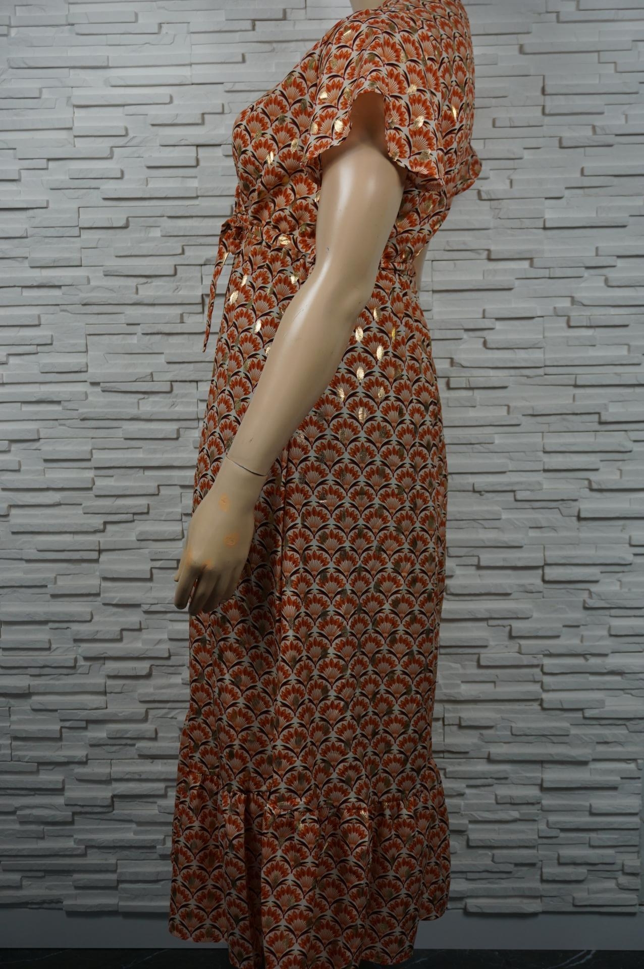 Robe longue imprimé floral et doré.