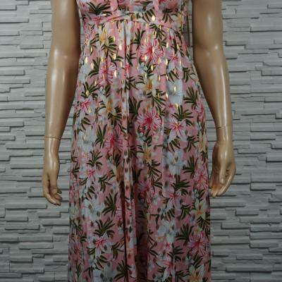 Robe longue fleurie et dorée à bretelles et élastiquée au dos.