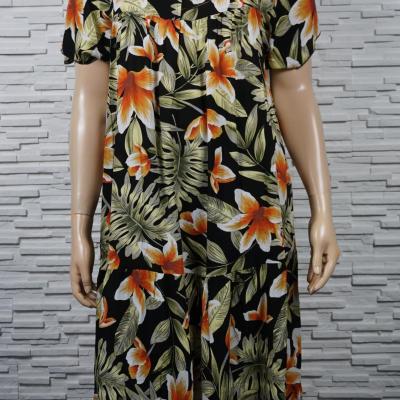 Robe longue fleurie, col V, à volants.