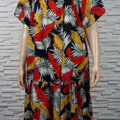 Robe longue fleurie, col V, à volants.