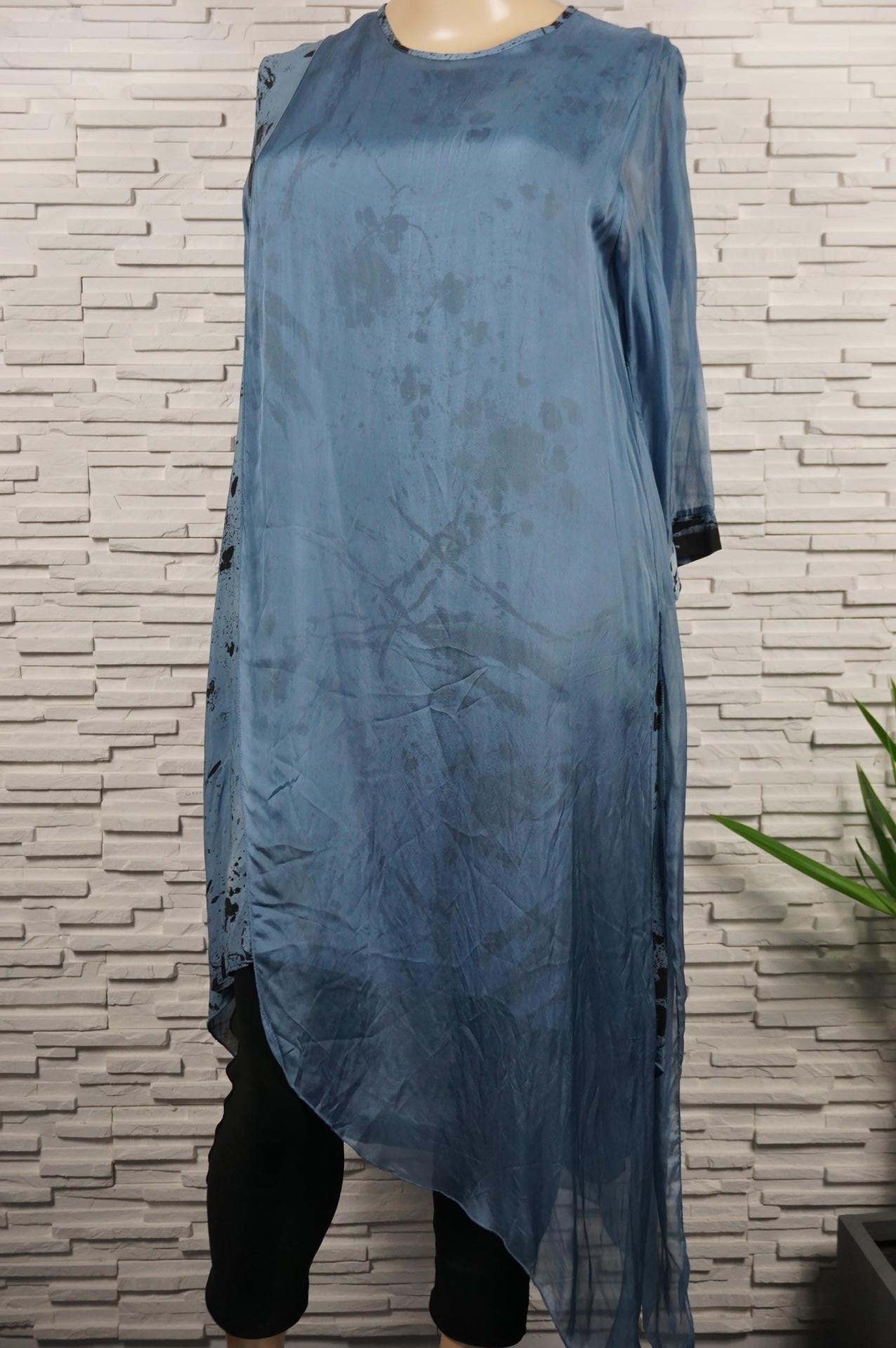 Robe longue drapée soie.