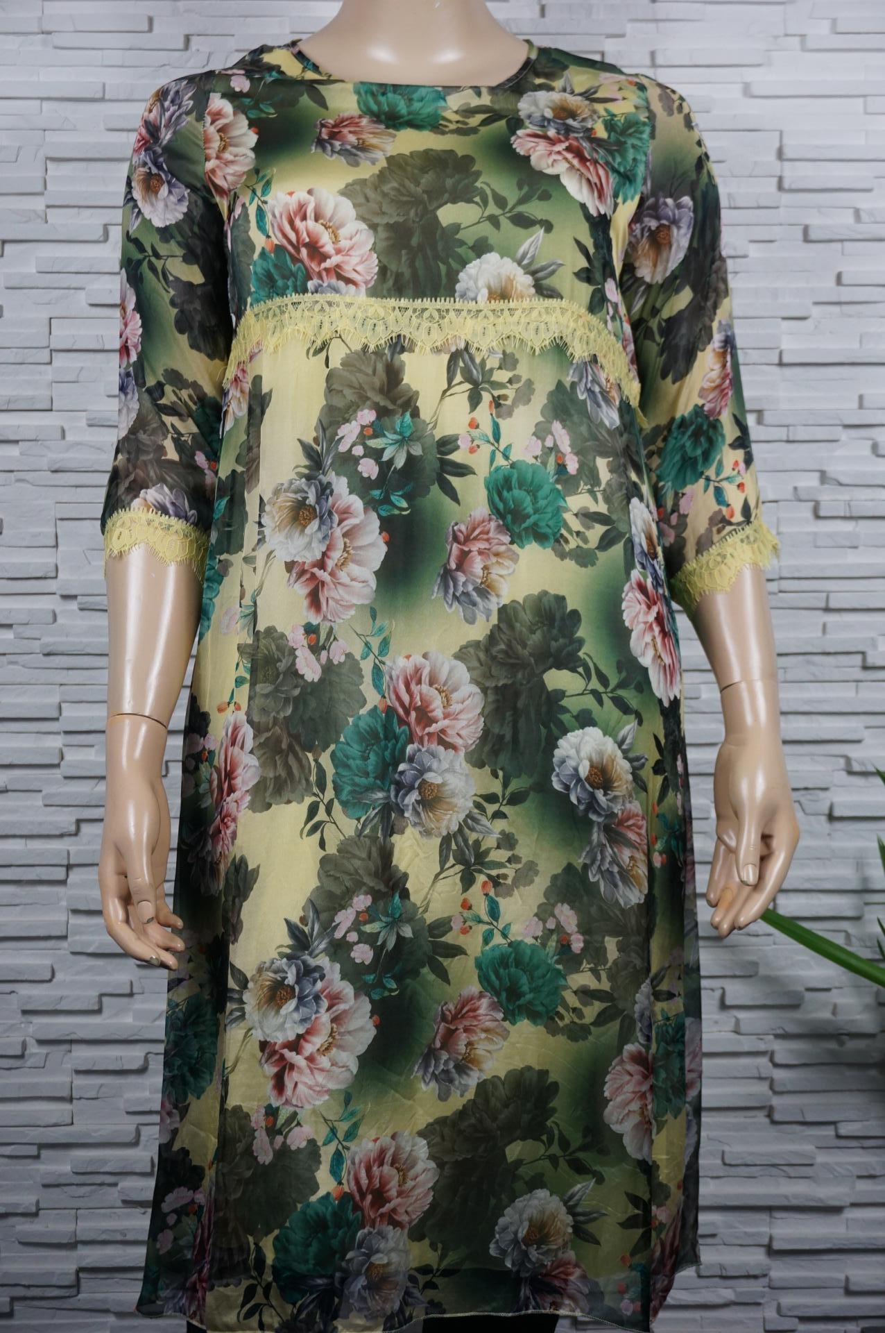 Robe longue fleurie en soie.