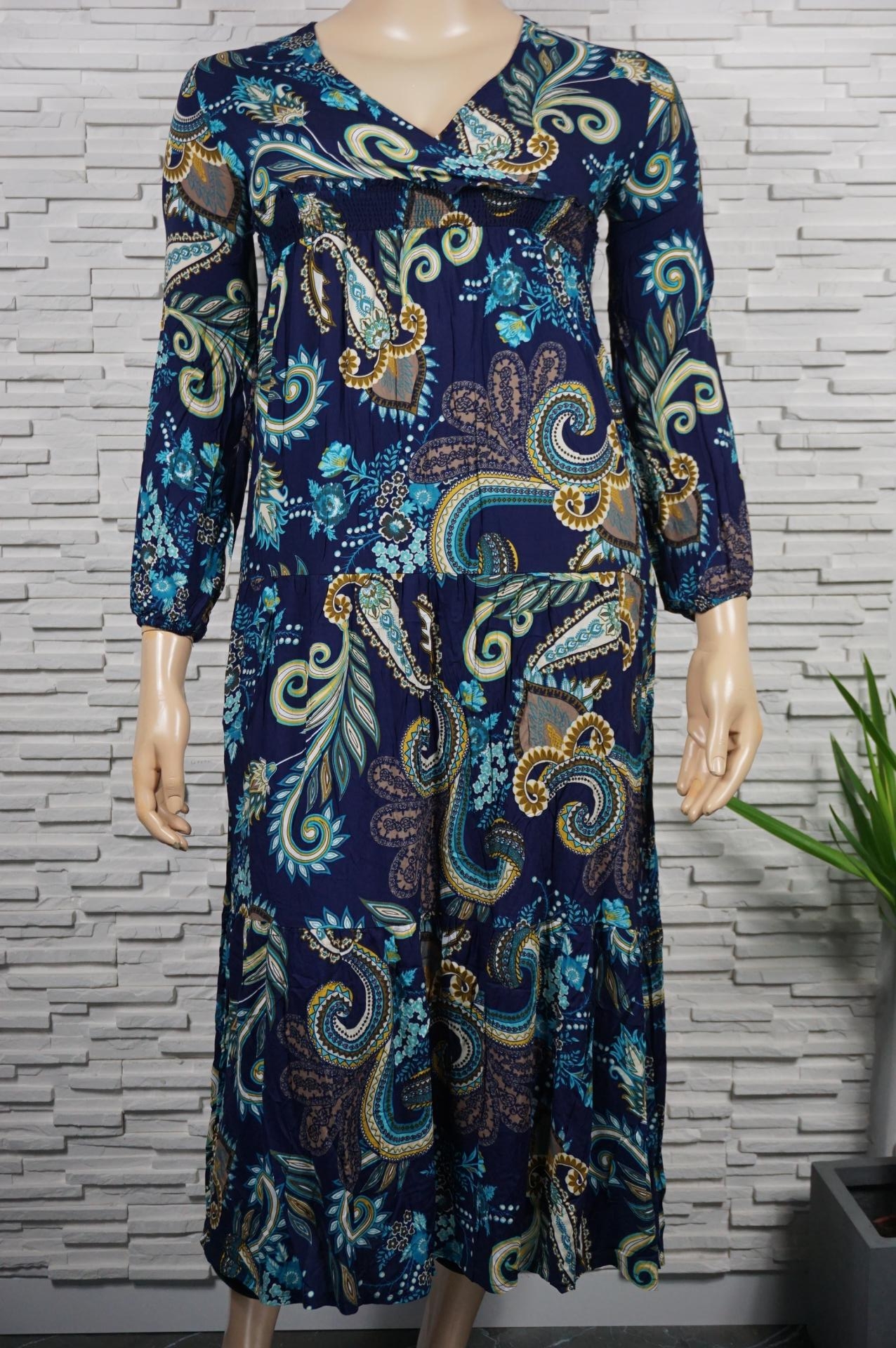 Robe longue fleurie et cachemire.