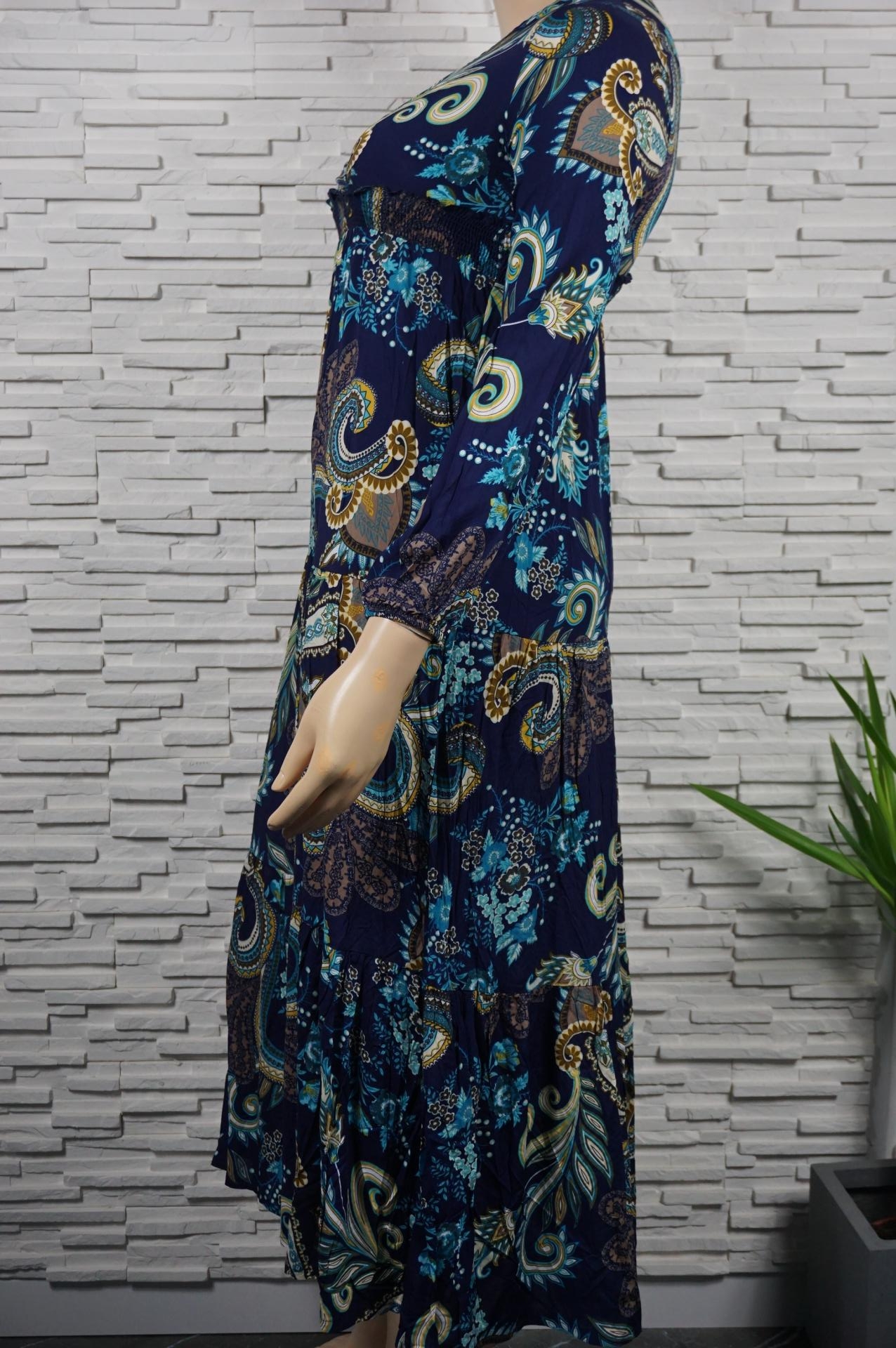 Robe longue fleurie et cachemire.
