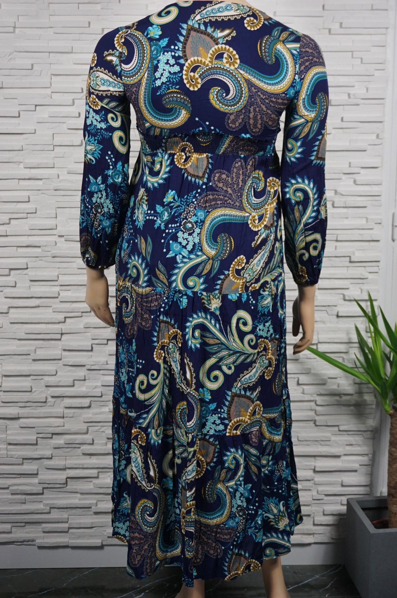 Robe longue fleurie et cachemire.