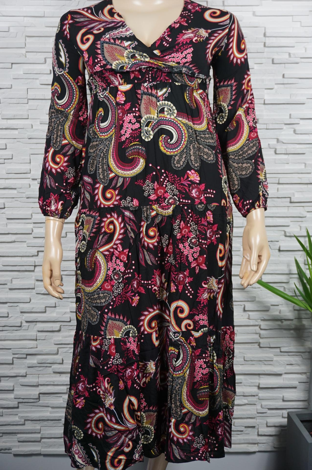 Robe longue fleurie et cachemire.