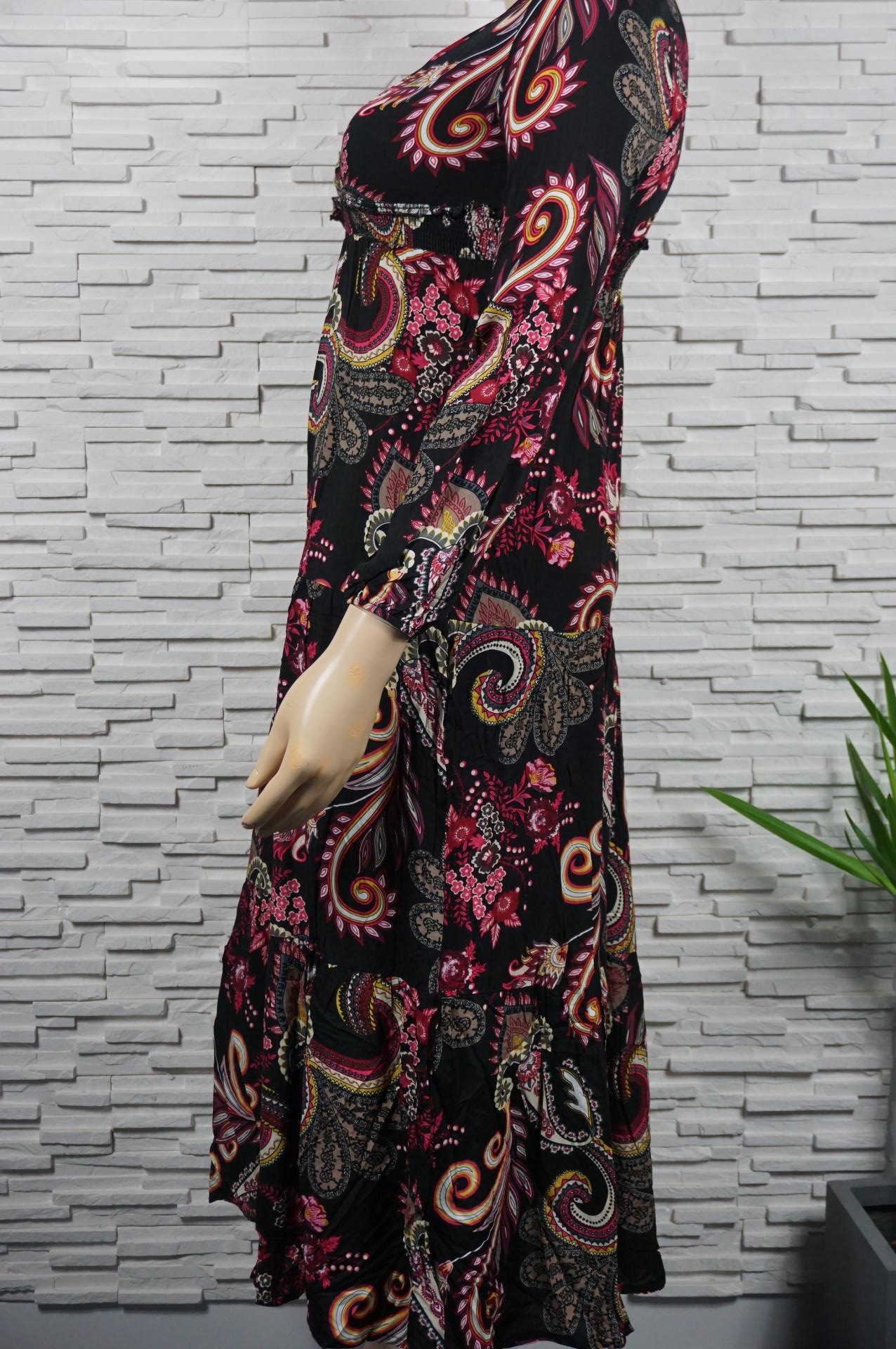 Robe longue fleurie et cachemire.