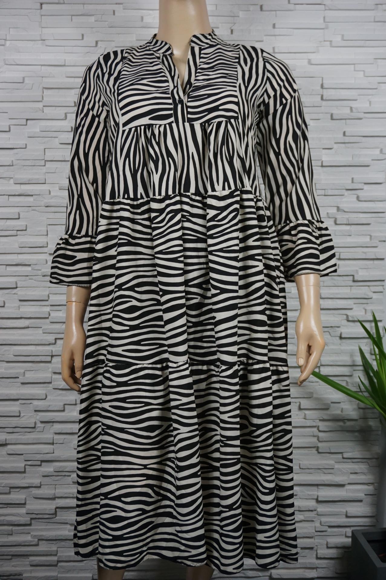 Robe longue imprimé zèbre à volants.