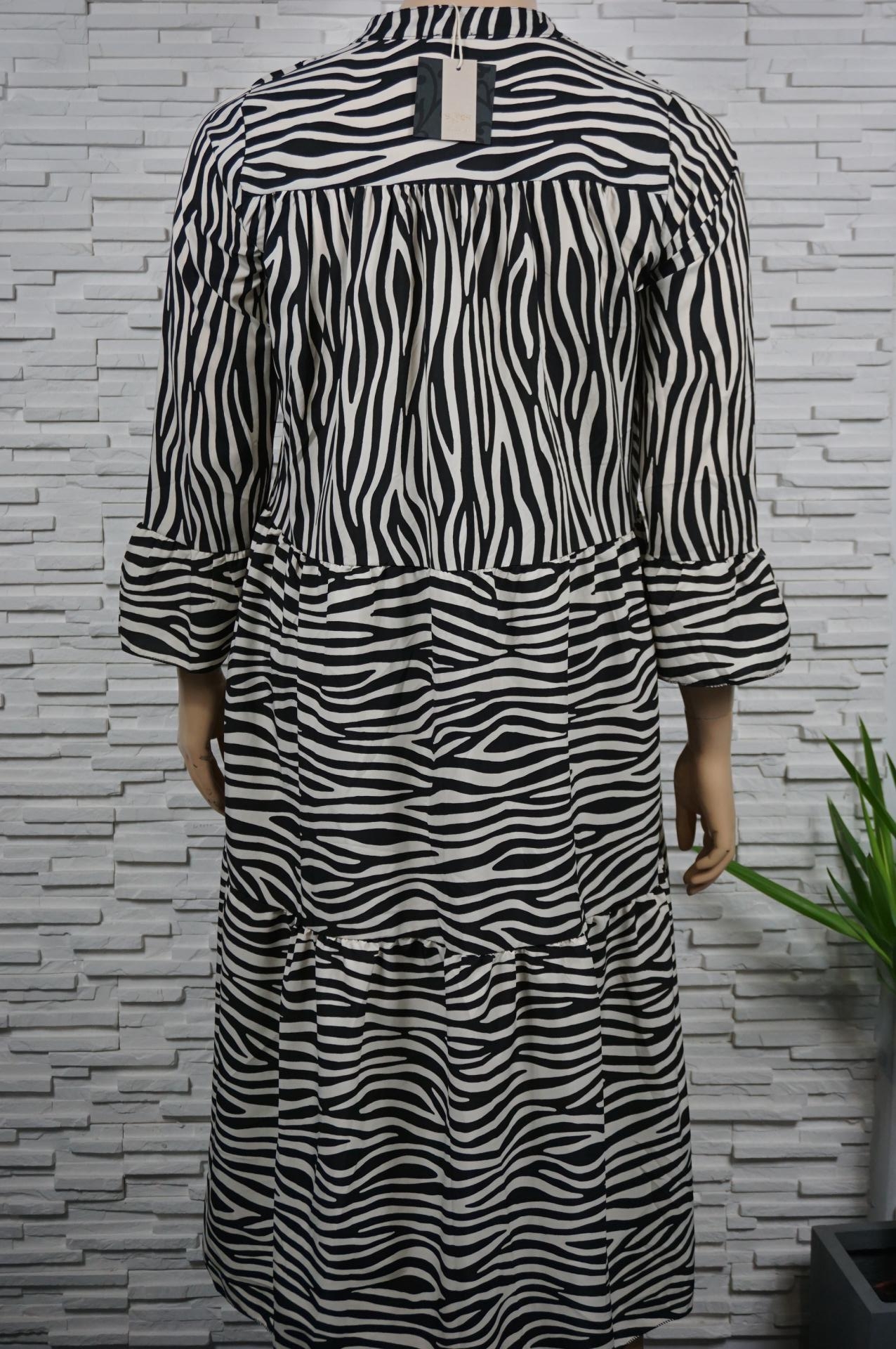 Robe longue imprimé zèbre à volants.