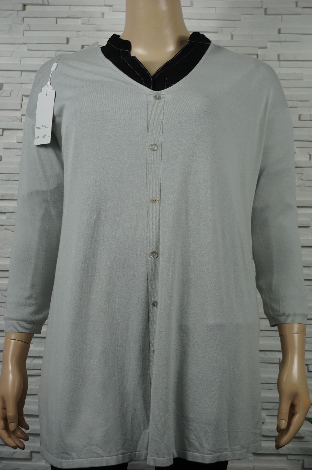 Robe ou pull long uni col V.