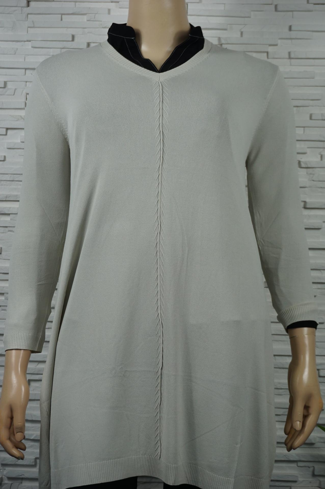 Robe ou pull long uni col V.