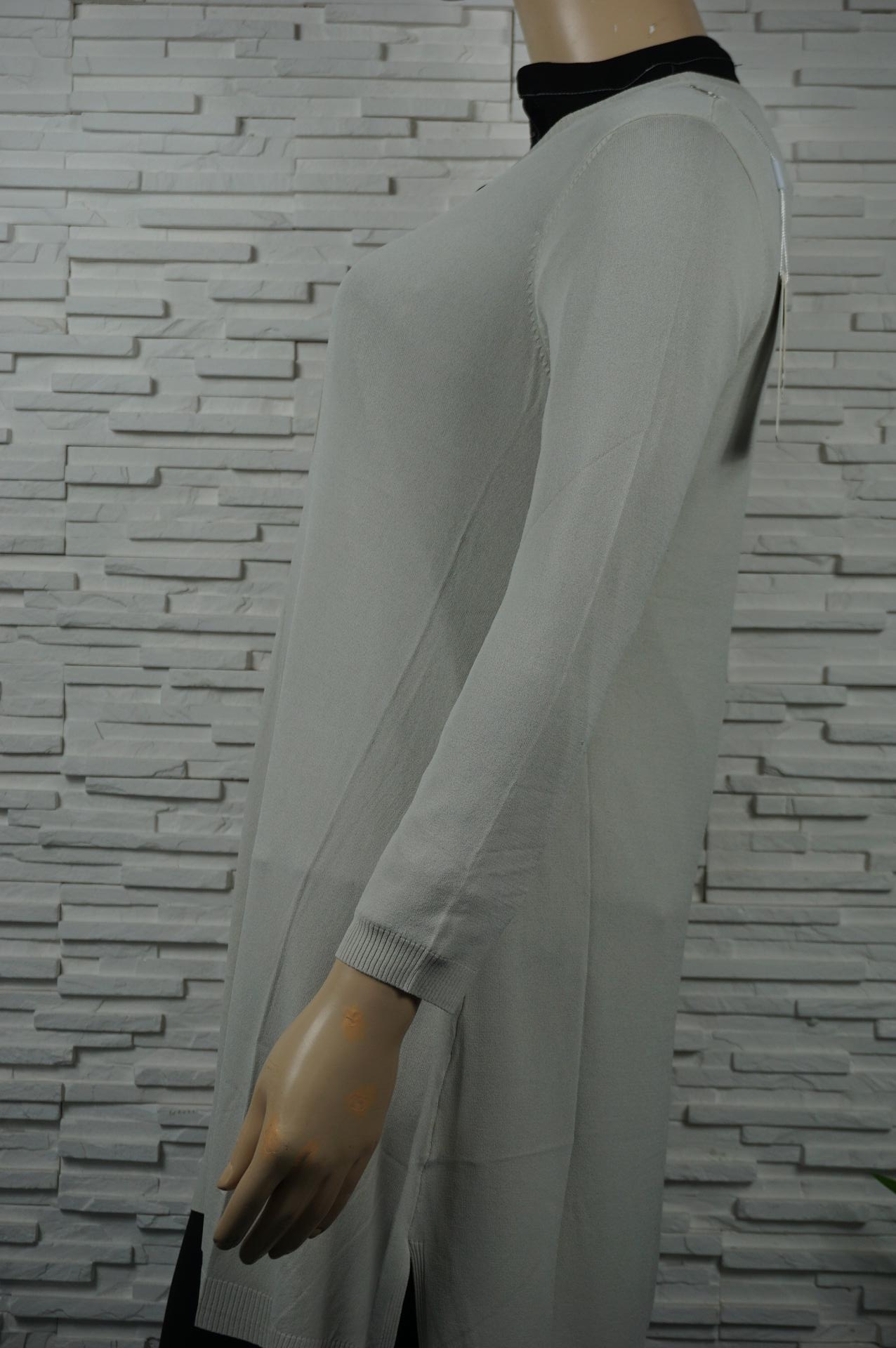 Robe ou pull long uni col V.
