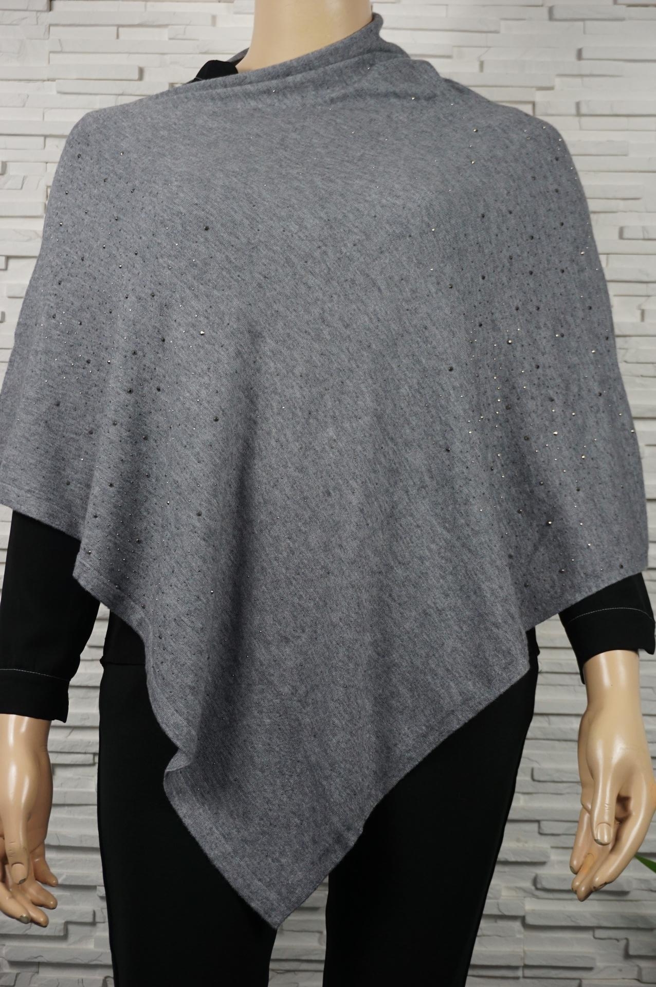 Poncho uni à strass.