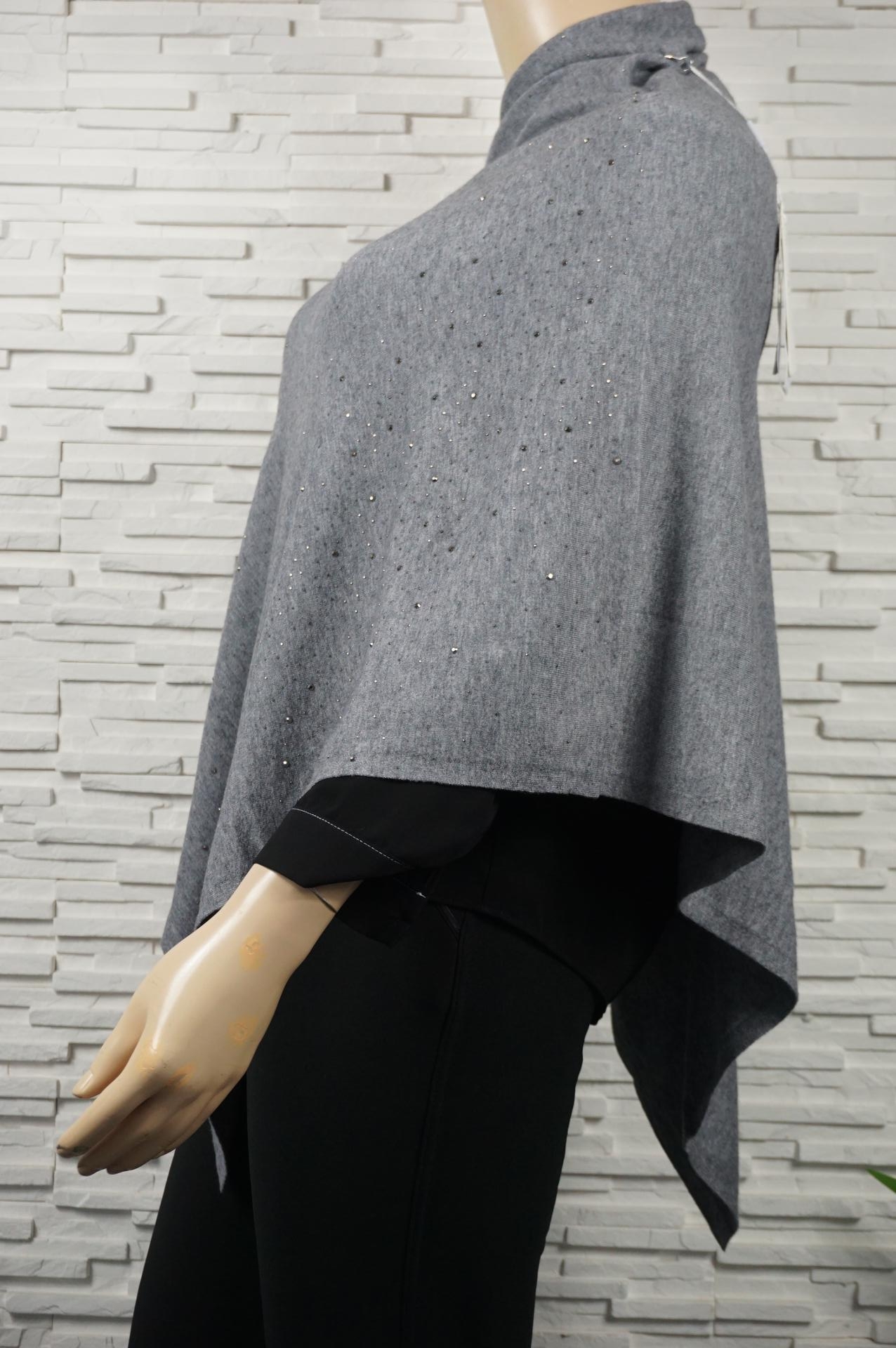 Poncho uni à strass.