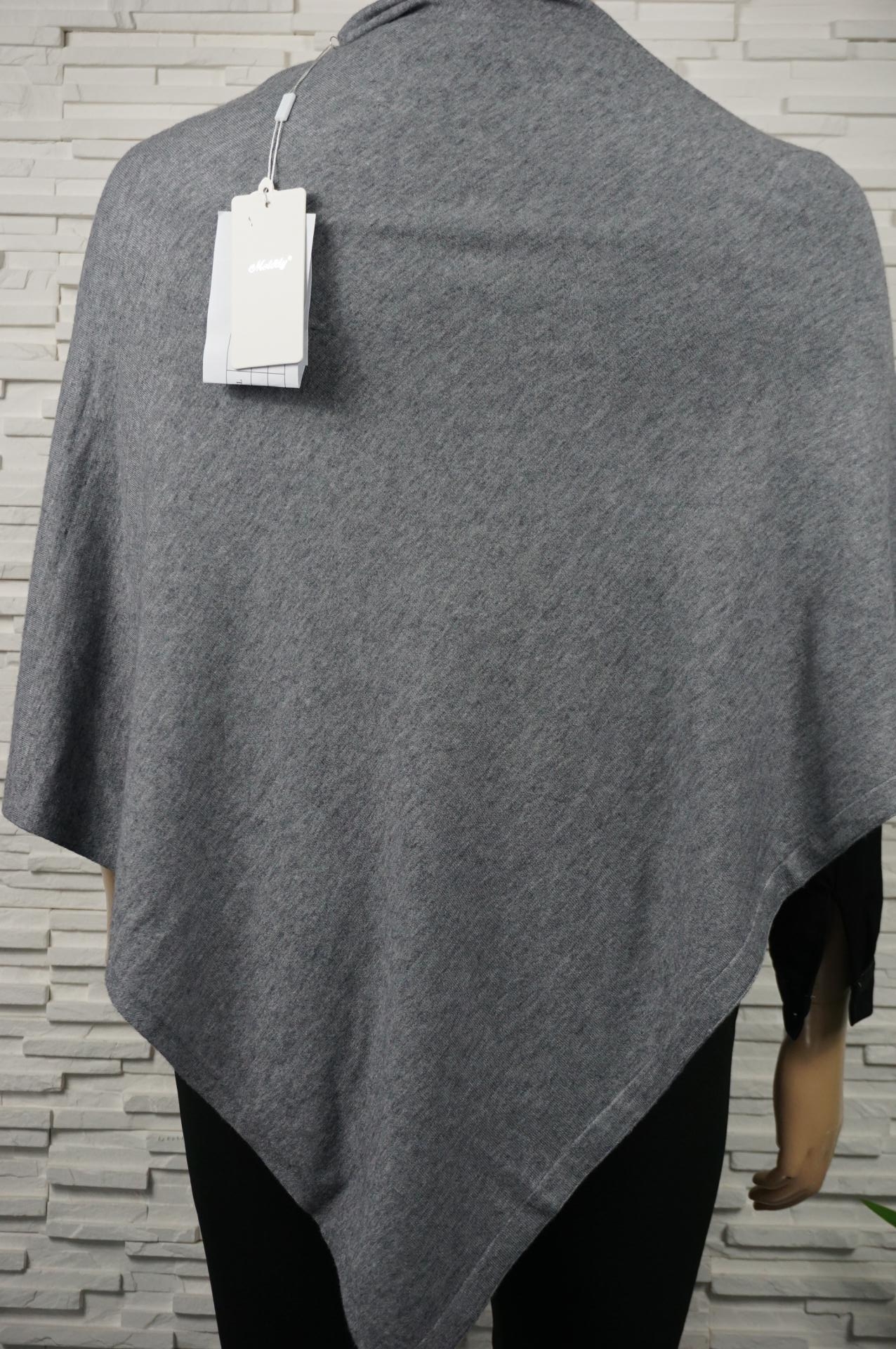 Poncho uni à strass.