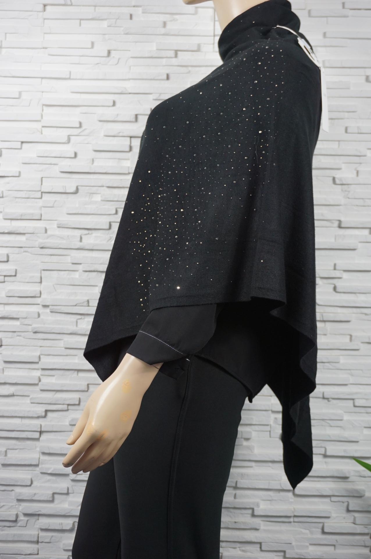Poncho uni à strass.