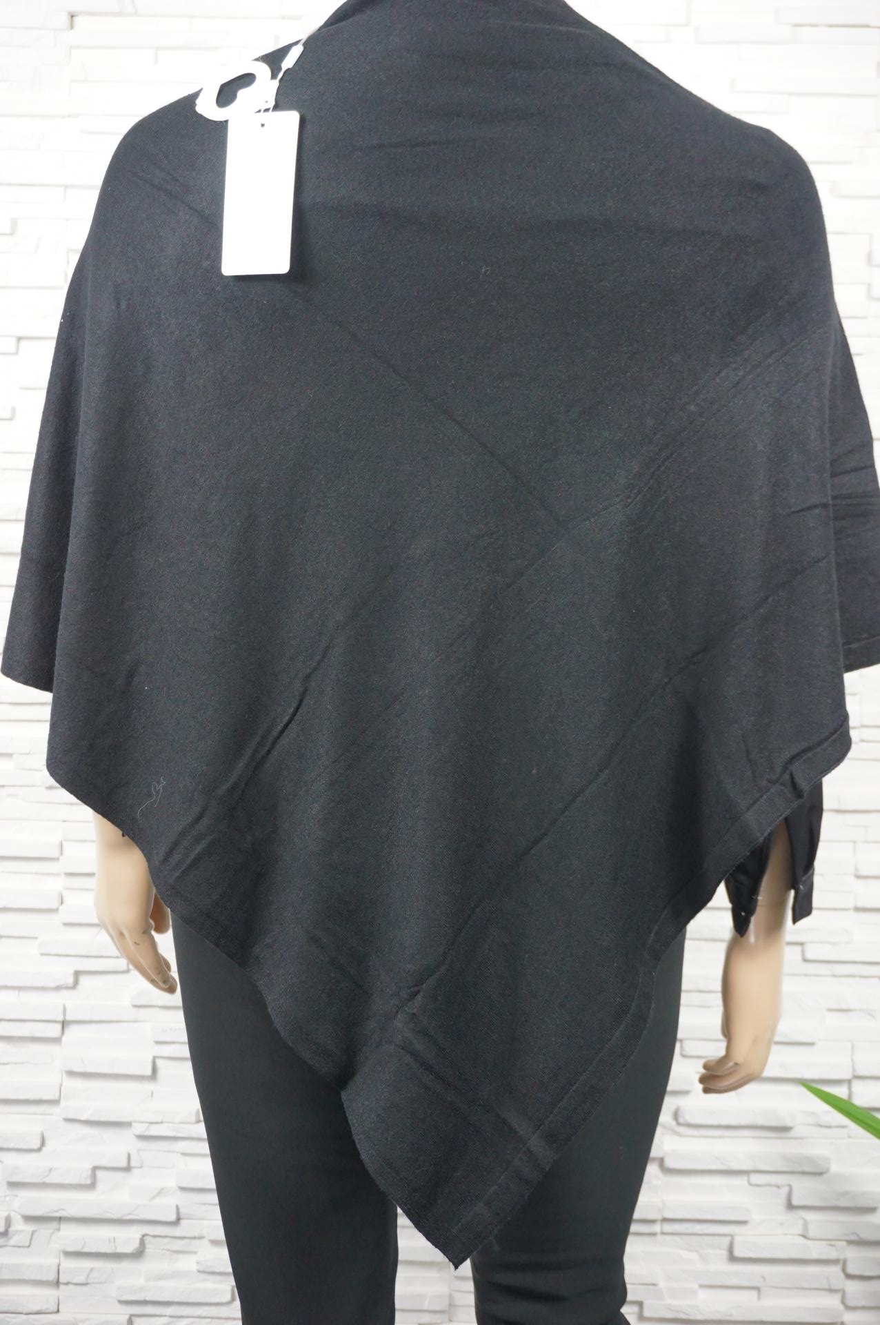 Poncho uni à strass.