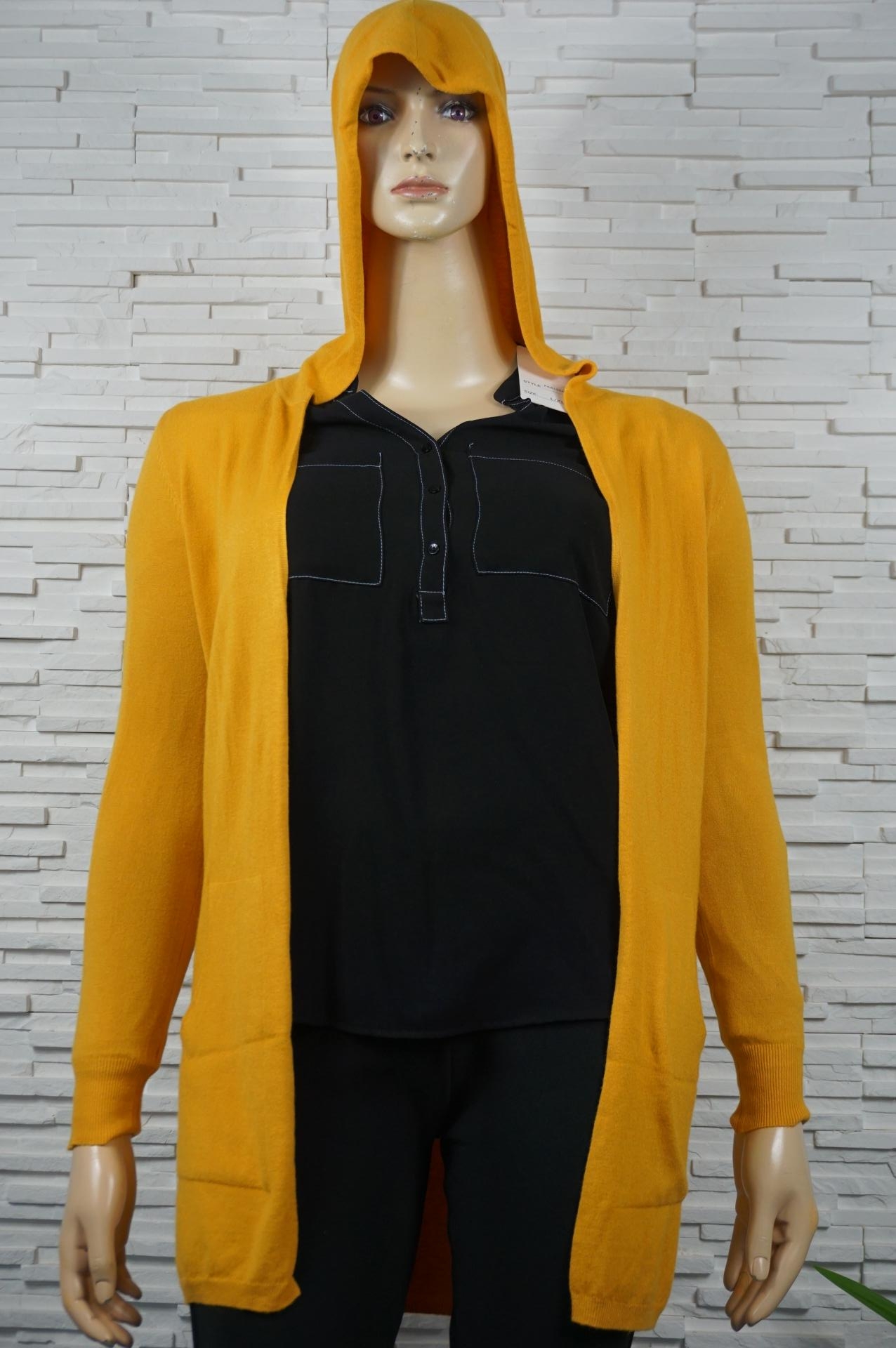 Gilet 3/4 à capuche pompon.