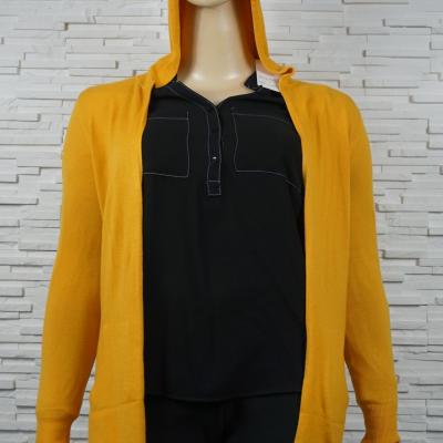 Gilet 3/4 à capuche pompon.