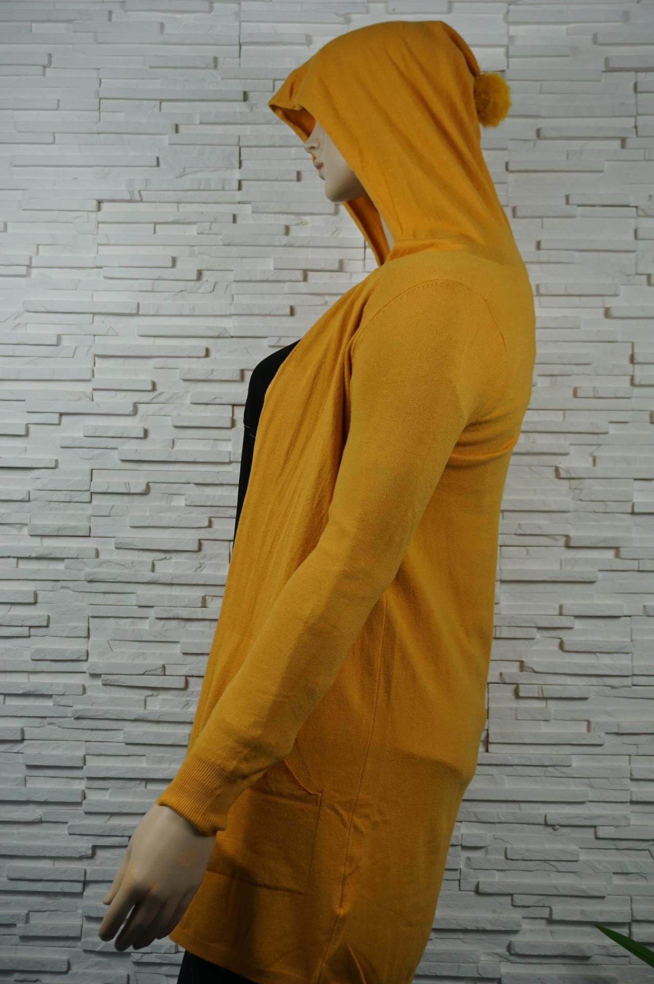 Gilet 3/4 à capuche pompon.