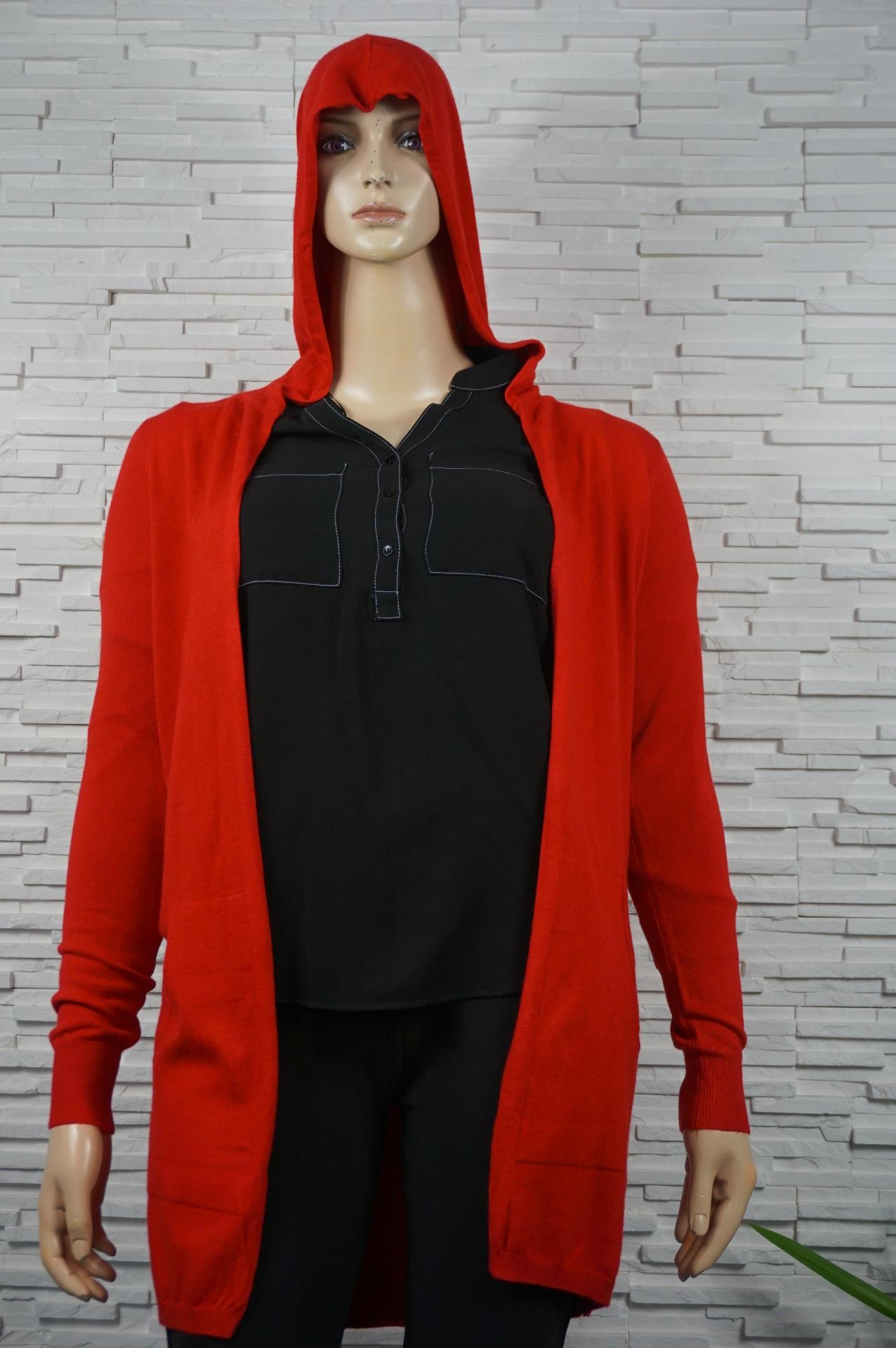 Gilet 3/4 à capuche pompon.
