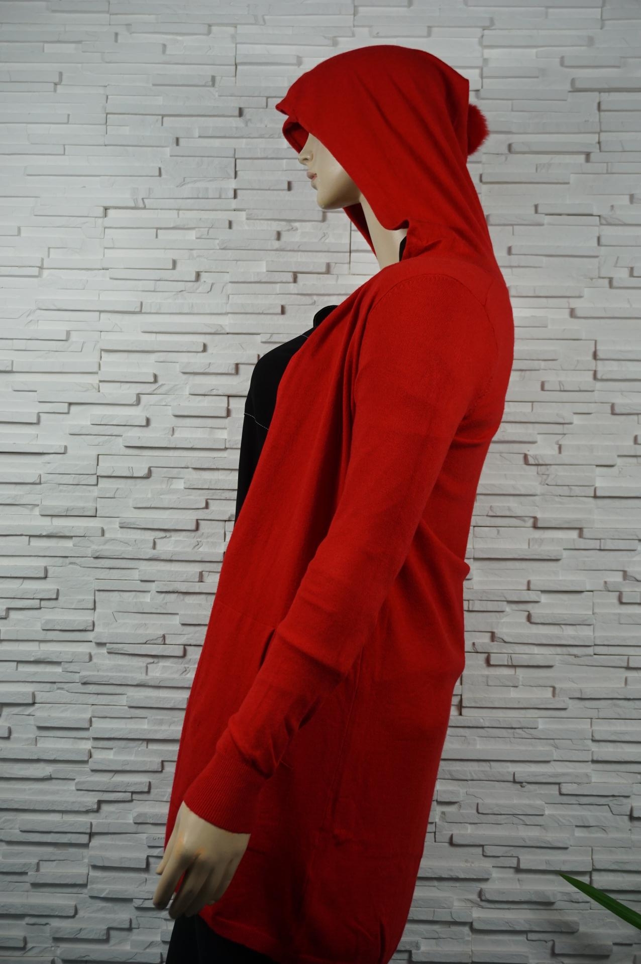 Gilet 3/4 à capuche pompon.
