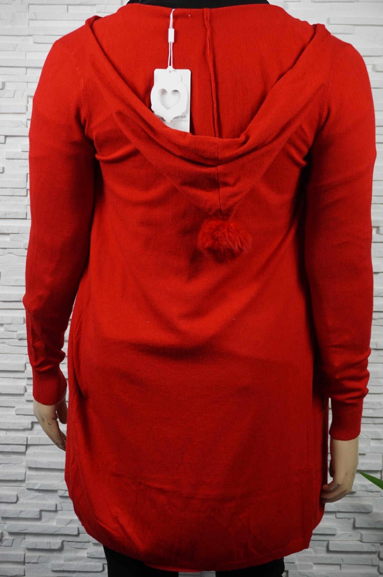 Gilet 3/4 à capuche pompon.