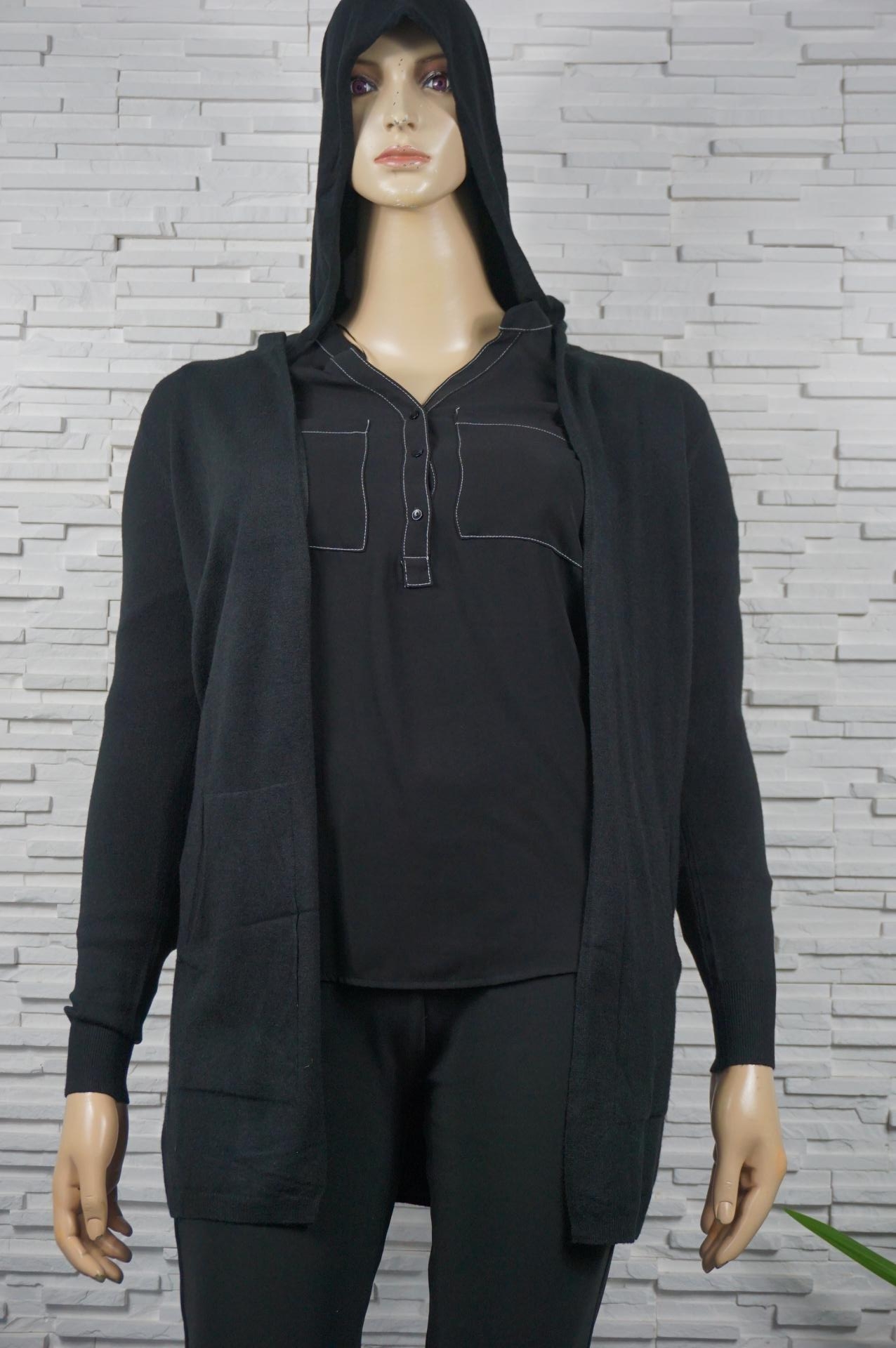 Gilet 3/4 à capuche pompon.