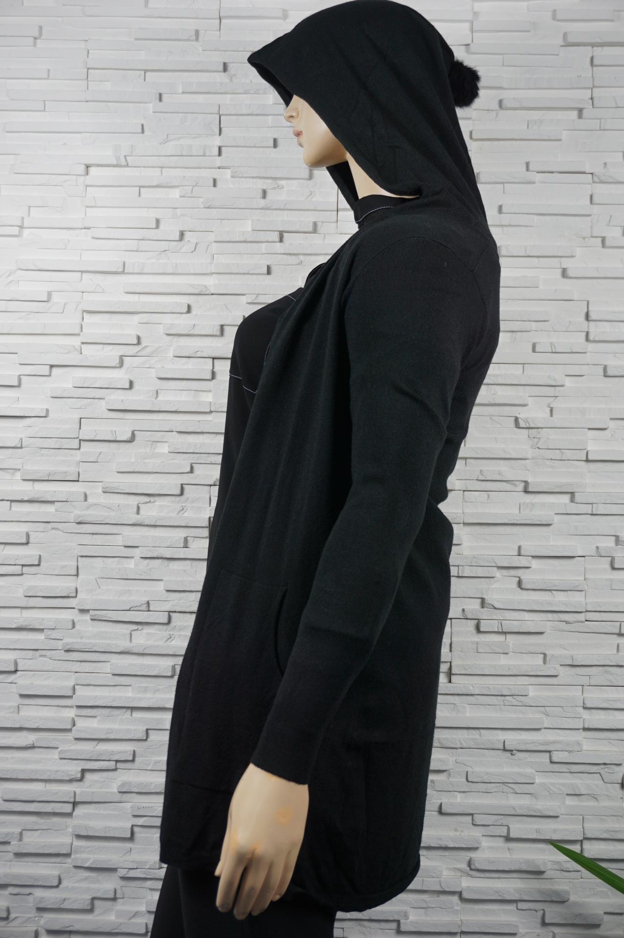 Gilet 3/4 à capuche pompon.