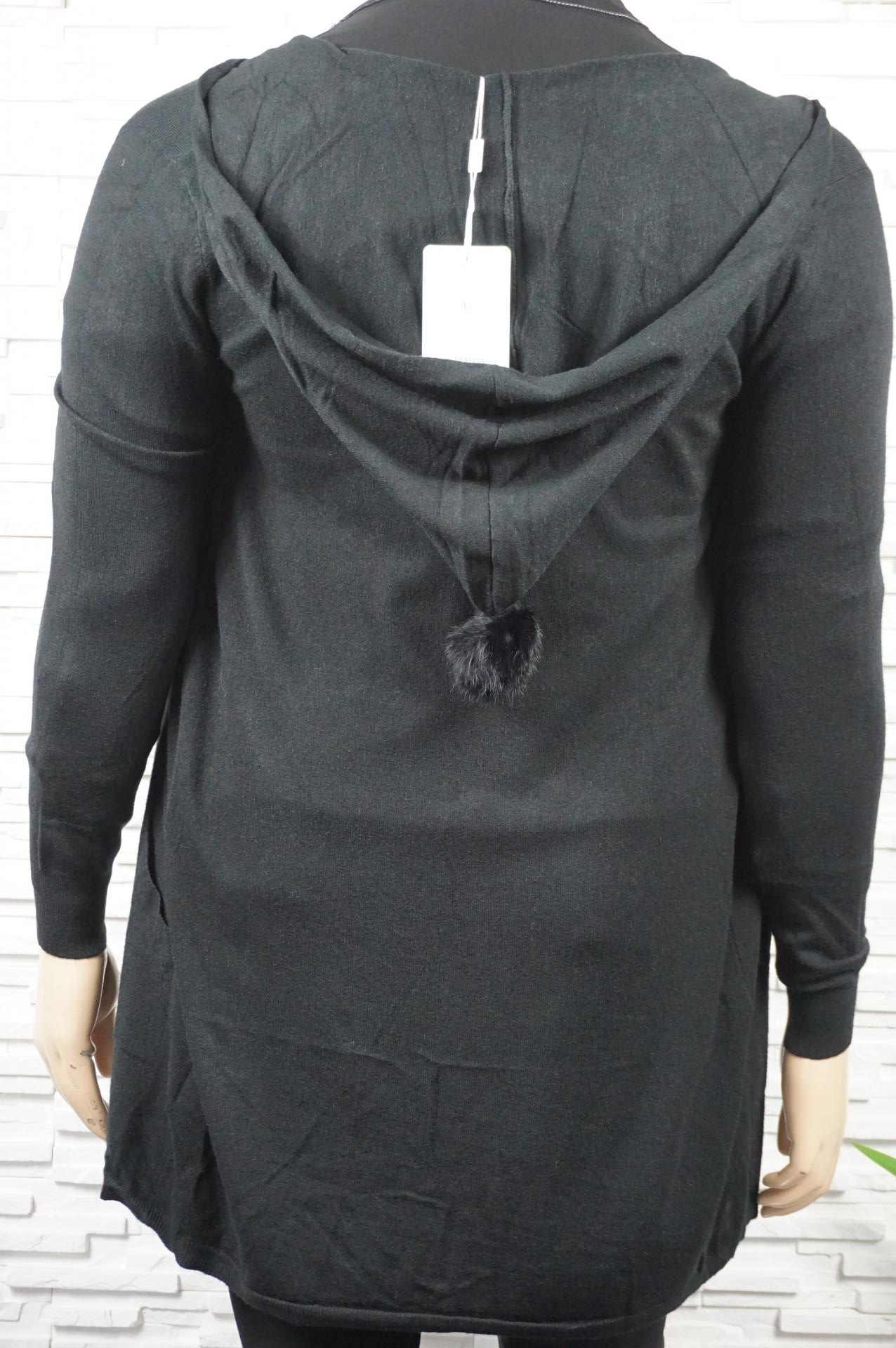 Gilet 3/4 à capuche pompon.