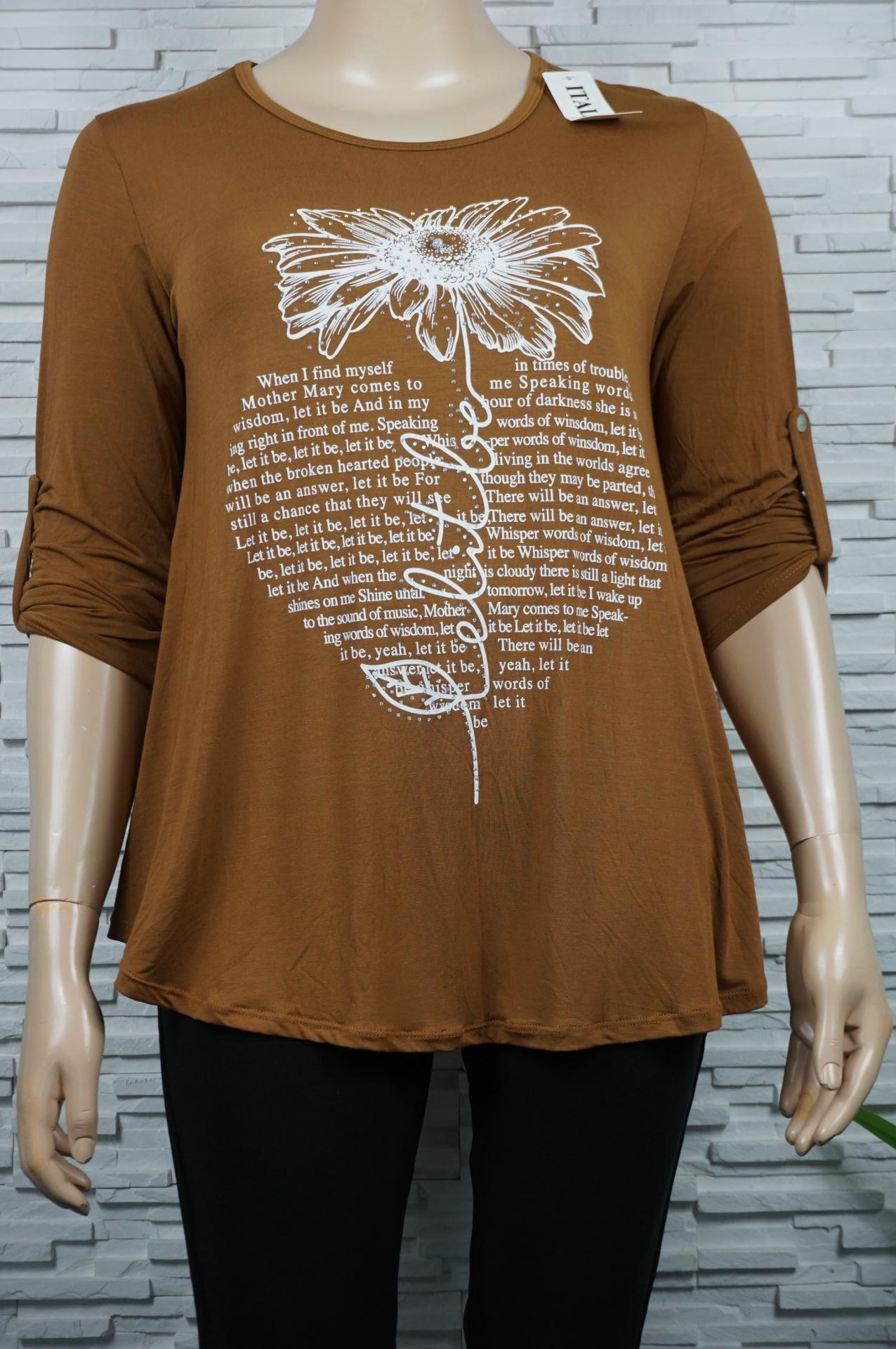 T-shirt à motif coeur et fleurs.