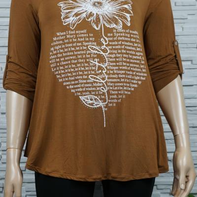T-shirt à motif coeur et fleurs.