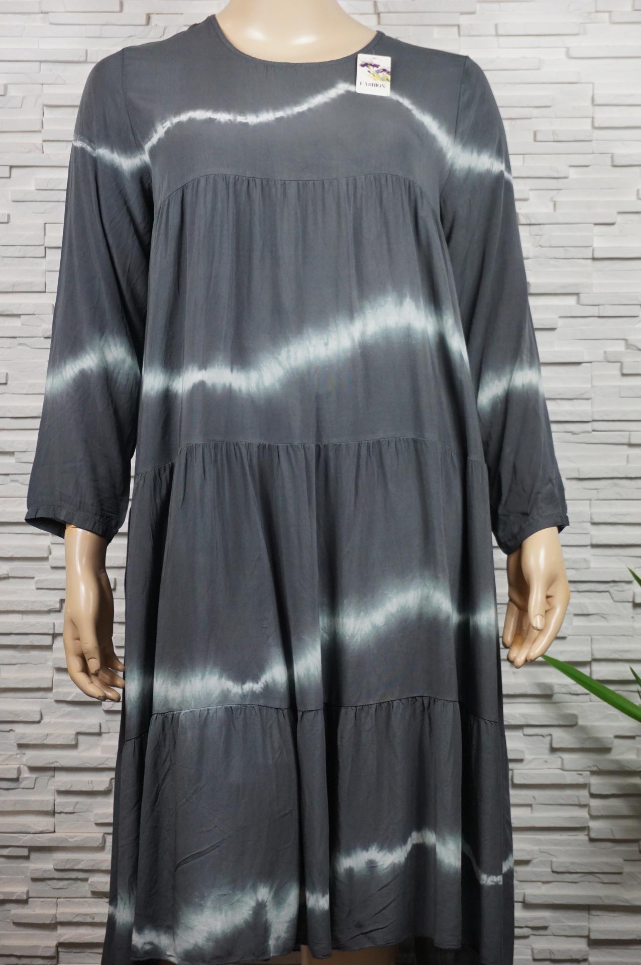 Robe longue tie and die à volants manches longues.