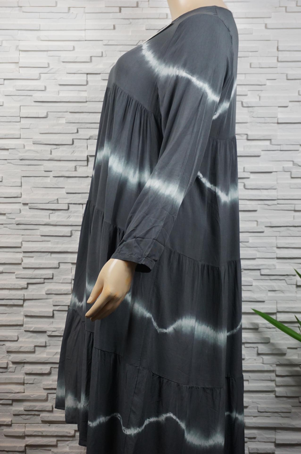 Robe longue tie and die à volants manches longues.